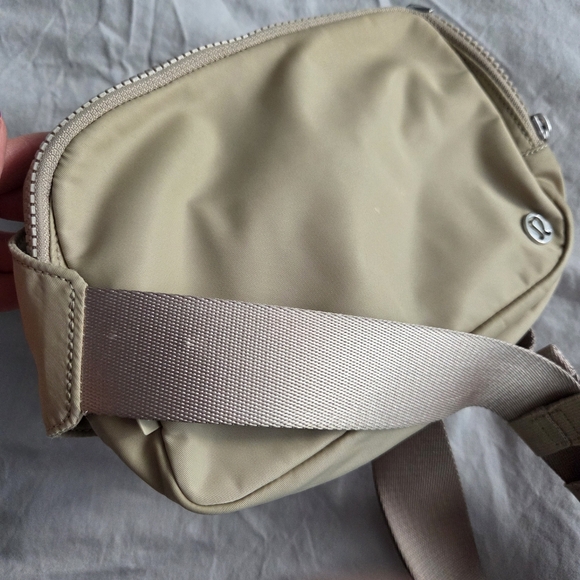 Lululemon Everywhere Belt Bag Large 2L Beige/Tan/Khaki - Picture 4 of 5